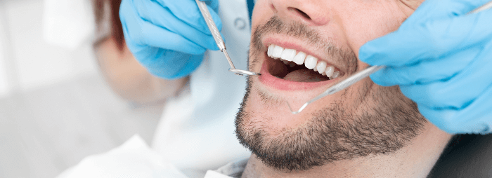 虫歯や歯周病の治療を受ける