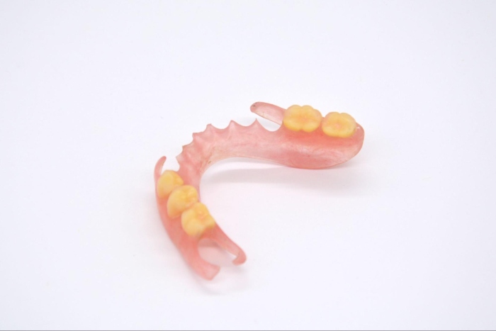スマイルデンチャーは入れ歯に比べて、天然歯に近い使用感