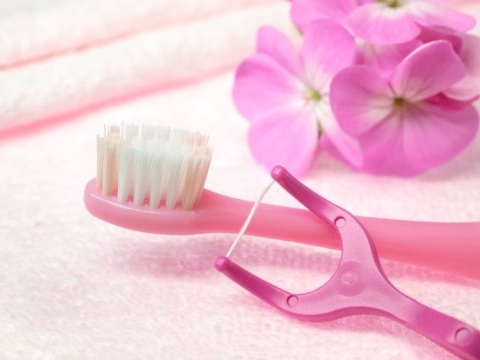 フロスや歯間ブラシを歯磨きの補助として使うことで歯間もきれいにすることが出来ます"
